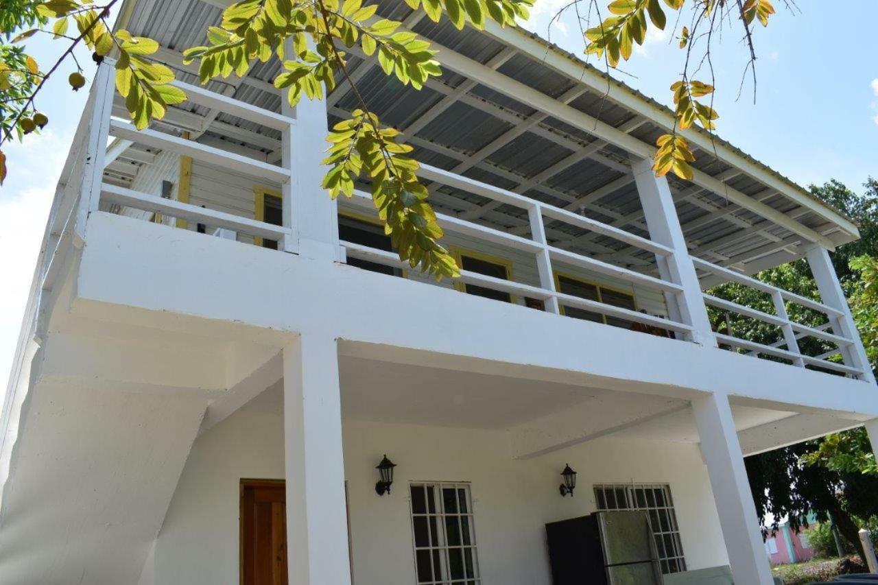 Lydia'S Guesthouse Placencia Bagian luar foto