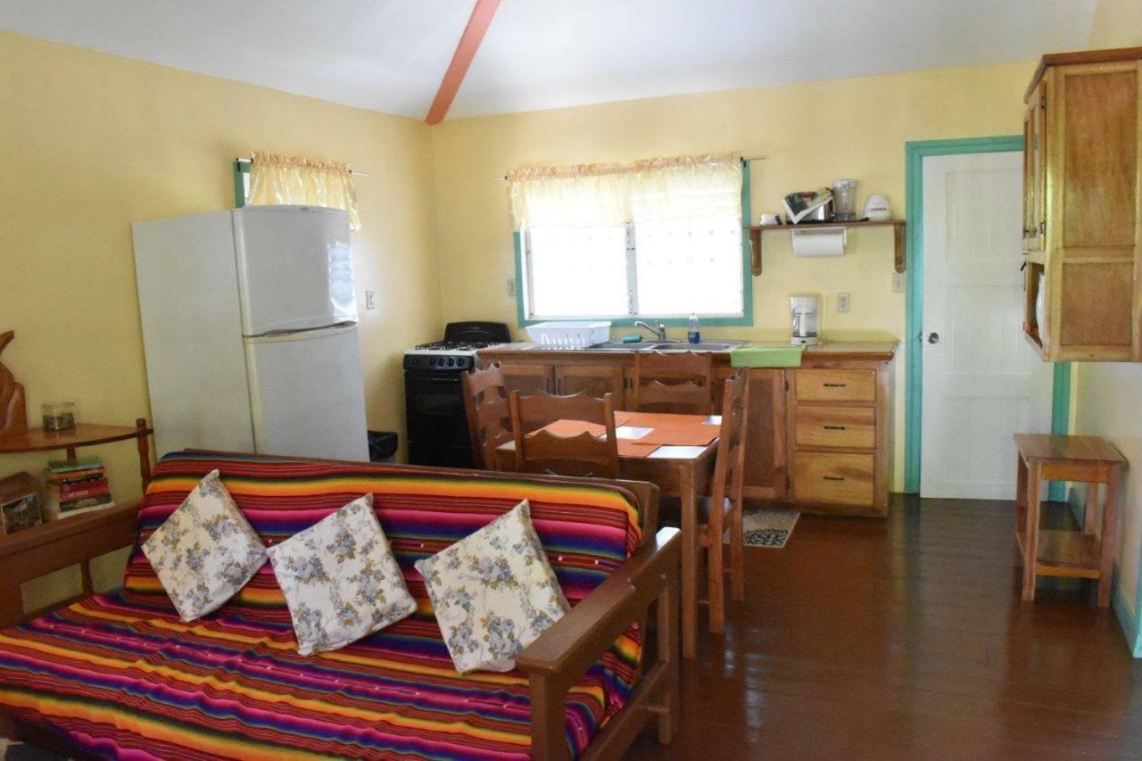 Lydia'S Guesthouse Placencia Bagian luar foto