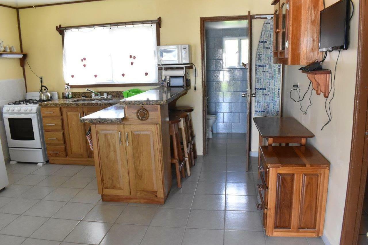 Lydia'S Guesthouse Placencia Bagian luar foto