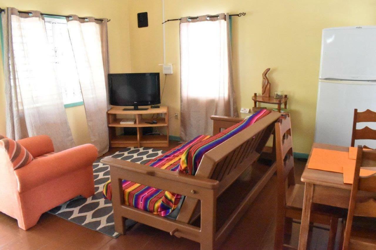 Lydia'S Guesthouse Placencia Bagian luar foto